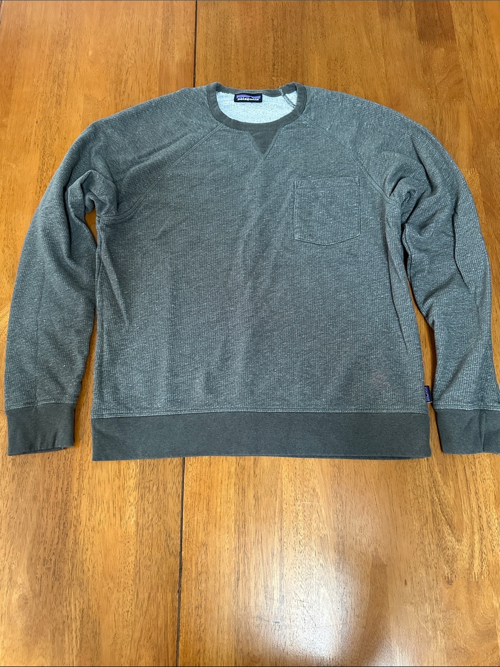 Patagonia olive pullover sweatshirt size medium. Terry cloth inside
